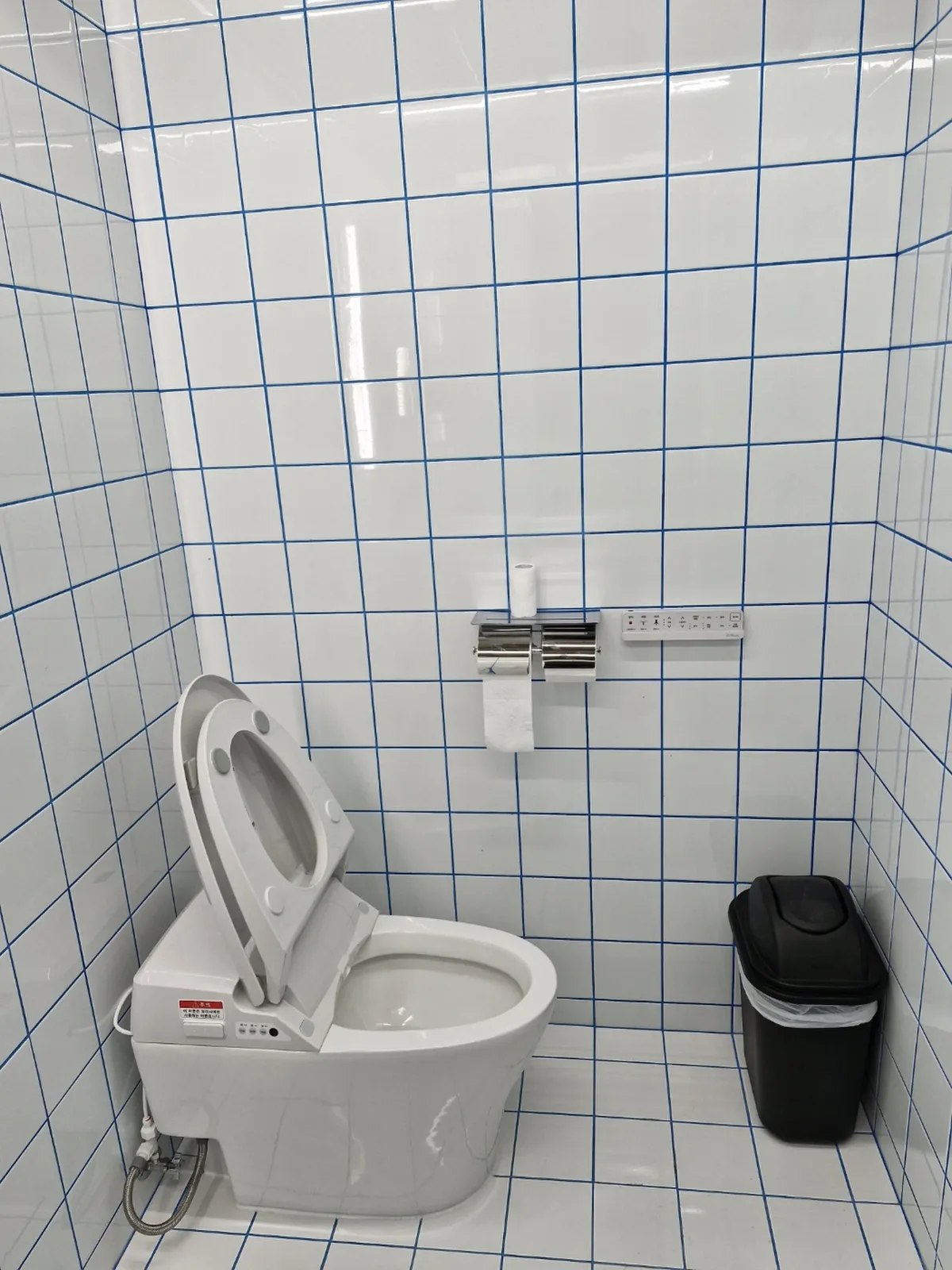 에폭시줄눈 색상 선택 참고 이미지, 흰 타일 벽에 파란 줄눈이 이어진 화장실